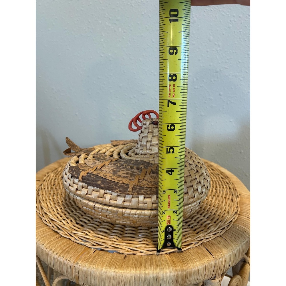 Vintage Chicken Straw Woven Lidded Basket Farmhouse Hen Decor - Picture 11 of 11